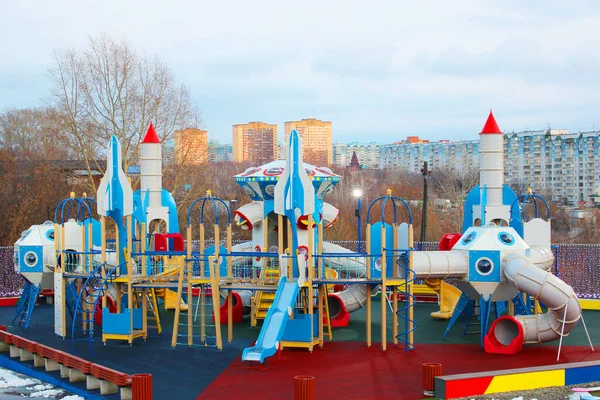 Çocuk parkları, dinlenme alanlarıyla birlikte yere tırmanma ve kayma olasılığı olan yerler. Yeni moda. İlginç, eğlenceli sürüşlerle. yumuşak yüzey. Açık hava çocuk parkı. Spor gelişimi