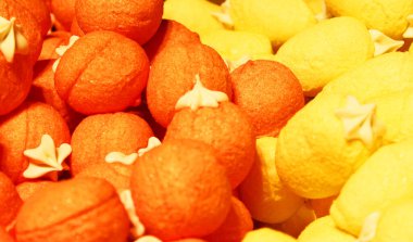 Arkaplan olarak renkli doku kullanılıyor. Bir sürü tatlı. Arkaplan 3D çizimi. Portakal ve siyah pudra şekerli çoklu jöle şekeri. Şekerleme duvar kağıdı konsepti. Boşluğu kopyala