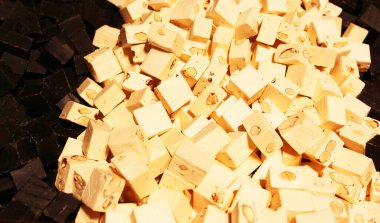 Arkaplan olarak renkli doku kullanılıyor. Bir sürü tatlı. Arkaplan 3D çizimi. Portakal ve siyah pudra şekerli çoklu jöle şekeri. Şekerleme duvar kağıdı konsepti. Boşluğu kopyala