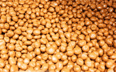 Arkaplan olarak renkli doku kullanılıyor. Bir sürü tatlı. Arkaplan 3D çizimi. Portakal ve siyah pudra şekerli çoklu jöle şekeri. Şekerleme duvar kağıdı konsepti. Boşluğu kopyala