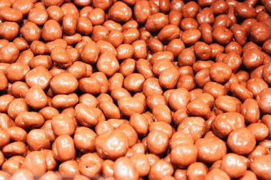 Arkaplan olarak renkli doku kullanılıyor. Bir sürü tatlı. Arkaplan 3D çizimi. Portakal ve siyah pudra şekerli çoklu jöle şekeri. Şekerleme duvar kağıdı konsepti. Boşluğu kopyala