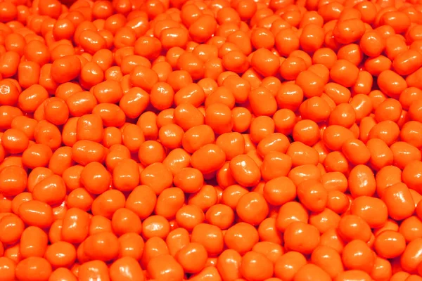 Bunte Textur als Hintergrund. Jede Menge Süßigkeiten. Hintergrund 3D-Darstellung. Orange und schwarze Gelee-Bonbons in Puderzucker. Konditorei Tapete Konzept. Kopierraum — Stockfoto