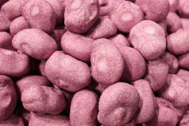 Bir sürü şeker. Bir sürü şeker. Arkaplan kullanan renkli bir doku. Arkaplan çizimi. Pudra şekerli parlak çoklu jöle şekeri. Şekerleme duvar kağıdı konsepti. Uzayı kopyala Sığ odaklanma. Yakın plan.