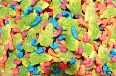 Bir sürü şeker. Bir sürü şeker. Arkaplan kullanan renkli bir doku. Arkaplan çizimi. Pudra şekerli parlak çoklu jöle şekeri. Şekerleme duvar kağıdı konsepti. Uzayı kopyala Sığ odaklanma. Yakın plan.