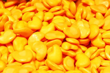 Sevgililer Günü için kalp şekeri. Bir sürü şeker. Bir sürü şeker. Arkaplan kullanan renkli bir doku. Arkaplan çizimi. Pudra şekerli parlak çoklu jöle şekeri. Şekerleme duvar kağıdı konsepti