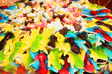 Bir sürü şeker. Bir sürü şeker. Arkaplan kullanan renkli bir doku. Arkaplan çizimi. Pudra şekerli parlak çoklu jöle şekeri. Şekerleme duvar kağıdı konsepti. Uzayı kopyala Sığ odaklanma. Yakın plan.