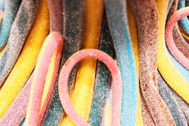 Bir sürü şeker. Bir sürü şeker. Arkaplan kullanan renkli bir doku. Arkaplan çizimi. Pudra şekerli parlak çoklu jöle şekeri. Şekerleme duvar kağıdı konsepti. Uzayı kopyala Sığ odaklanma. Yakın plan.