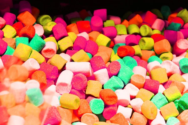 Candy A lot of sweets. Colorful texture using a background. Background rendering. Bright multiple jelly candies in powdered sugar. Confectionery wallpaper concept. Copy space. Shallow focus. Close-up — Stock Photo, Image