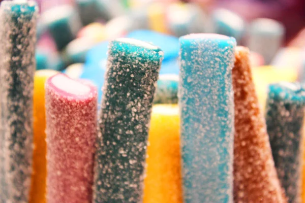 Candy A lot of sweets. Colorful texture using a background. Background rendering. Bright multiple jelly candies in powdered sugar. Confectionery wallpaper concept. Copy space. Shallow focus. Close-up — Stock Photo, Image