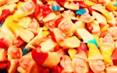 Bir sürü şeker. Bir sürü şeker. Arkaplan kullanan renkli bir doku. Arkaplan çizimi. Pudra şekerli parlak çoklu jöle şekeri. Şekerleme duvar kağıdı konsepti. Uzayı kopyala Sığ odaklanma. Yakın plan.