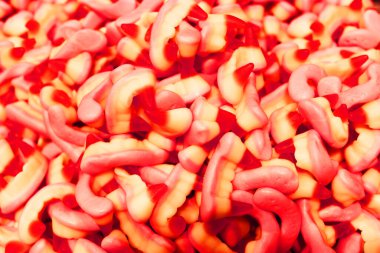 Bir sürü şeker. Bir sürü şeker. Arkaplan kullanan renkli bir doku. Arkaplan çizimi. Pudra şekerli parlak çoklu jöle şekeri. Şekerleme duvar kağıdı konsepti. Uzayı kopyala Sığ odaklanma. Yakın plan.