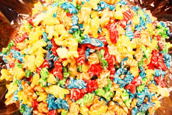 Bir sürü şeker. Bir sürü şeker. Arkaplan kullanan renkli bir doku. Arkaplan çizimi. Pudra şekerli parlak çoklu jöle şekeri. Şekerleme duvar kağıdı konsepti. Uzayı kopyala Sığ odaklanma. Yakın plan.