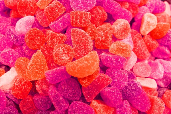 Candy A lot of sweets. Colorful texture using a background. Background rendering. Bright multiple jelly candies in powdered sugar. Confectionery wallpaper concept. Copy space. Shallow focus. Close-up — Stock Photo, Image