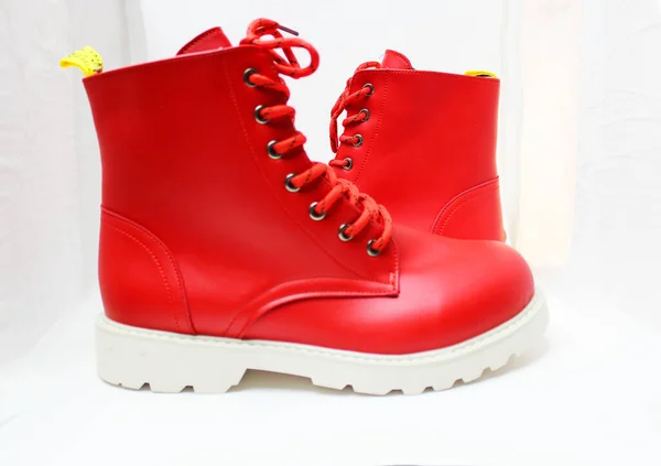 Elegantes zapatos rojos para mujer con cordones y suelas blancas aisladas sobre un fondo blanco. Botas rojas para hombre — Foto de Stock