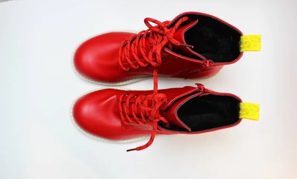 Elegáns piros női cipő csipkével és fehér talppal, fehér alapon elszigetelve. Piros férfi csizma — Stock Fotó