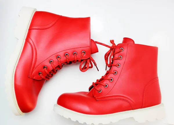 Sapatos femininos vermelhos elegantes com atacadores e solas brancas isoladas em um fundo branco. Homens botas vermelhas — Fotografia de Stock