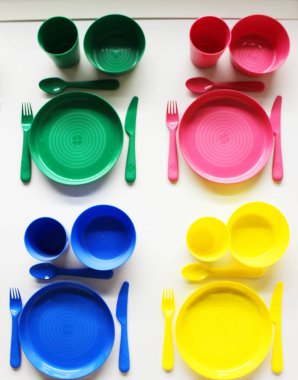 Boş beyaz plastik tabak, fincan, çatal ve kaşıkla fotokopi alanı. Plastik çatal bıçak takımı beyaz düzlükteydi. ve yiyecek nesneleri için bir yer. Plastik tabaklar ve gözlük