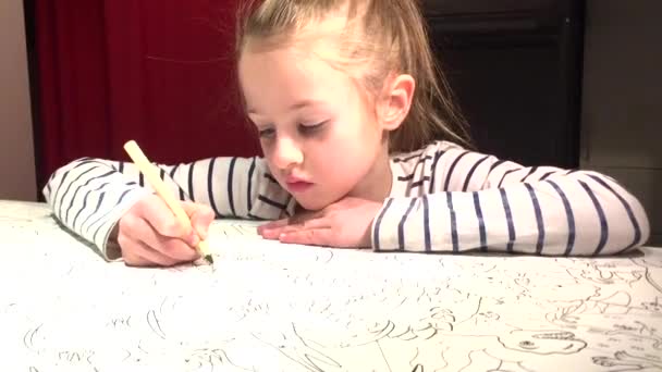 Meisje met wit haar, in een gestreepte trui. Heel hartstochtelijk en serieus. Hij schildert, tekent op een groot vel wit papier, met behulp van veelkleurige stiften of potloden. Ga naar je kinderkamer.. — Stockvideo