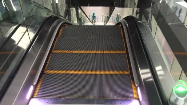 Σύγχρονες σκάλες πολυτελείας. βίντεο με βήματα εκσκαφέα εν κινήσει να αλλάζει. με σκάλα σε εμπορικό κέντρο Μεταλλικός εκσκαφέας με φωτισμό νέον με ελαστικά κιγκλιδώματα, θέα σκάλας, κάθοδος στο δάπεδο — Αρχείο Βίντεο