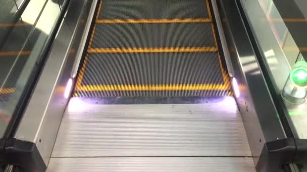 Escaladoras de luxo modernas. vídeo de uma escavadeira em movimento passos mudando. com escadaria em um shopping Escavadeira de metal com iluminação de néon com corrimãos de borracha, vista escada, descida para o chão — Vídeo de Stock