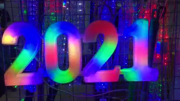 Nuevo año 2021 Texto frontal Desplazamiento en la pantalla led digital azul claro Pantalla de píxeles Pantalla de luz con bucle Animación 4K Fondo. Tablero de signos, luz intermitente, monitor de píxeles. Panel de pared led .2021 año — Vídeo de stock