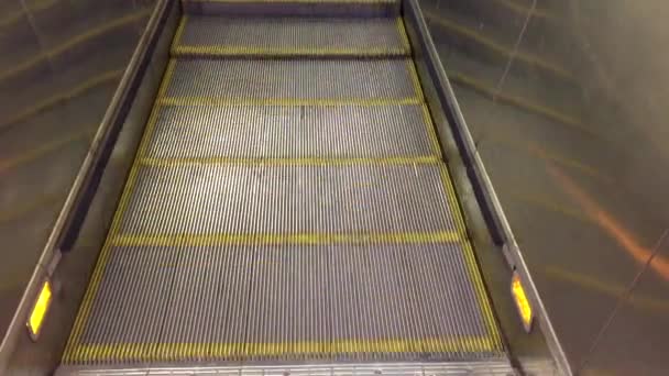 Moderna lyxrulltrappor. video av en rörlig grävmaskin steg förändras. med trappa i köpcentrum Metallgrävmaskin med neonbelysning med gummiledstänger, trappuppgång, nedstigning till golvet — Stockvideo