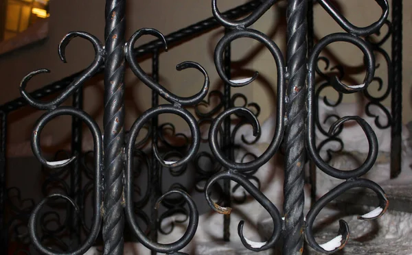 Celosía calada de puertas o barandillas internas Detalles de una celosía de valla metálica forjada antigua figurada, elementos de decoración —  Fotos de Stock