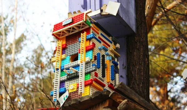 Πολύχρωμο σπίτι πουλί κρέμεται στον τοίχο σπίτι πουλί κρέμεται στο δέντρο — Φωτογραφία Αρχείου