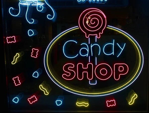 Neon harfler, bardağında neon ışığı olan şekerci dükkanı, kafe ve kahve konsepti, ve parıldayan neon harfler ve stilize şekerlemeler, Koyu tonlarda vintage resim.