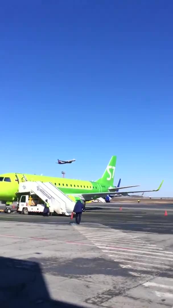 El avión despega de Rusia. Novosibirsk. 20 de abril de 2021: Vista de la pista donde otros aviones están esperando el despegue. — Vídeos de Stock