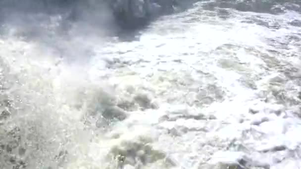 Mini Waterfall Springs Friedlich tropfend Nahaufnahme von Wasser, das auf einen Pool an einem Wasserfall fällt Extreme Nahaufnahme von Wasser, das gegen einen Felsen am Boden eines Wasserfalls fällt — Stockvideo