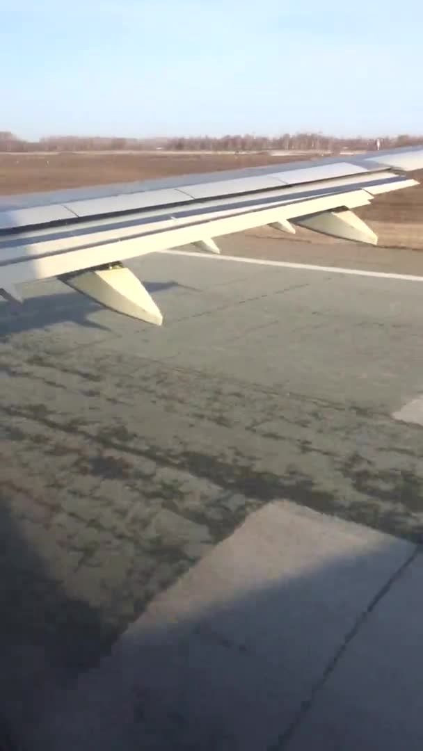 El avión acelera y despega de la pista. vista del ala del avión desde la ventana El avión despega desde el aeropuerto Viajando por aire. Hermosa vista del cielo y las nubes desde arriba — Vídeos de Stock