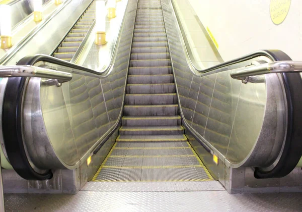 Escaliers modernes de luxe. vidéo d'une excavatrice en mouvement étapes de changement. avec escalier dans un centre commercial Pelle en métal avec éclairage au néon avec mains courantes en caoutchouc, vue sur l'escalier, descente au sol — Photo