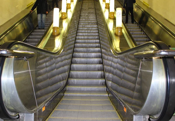 Escaliers modernes de luxe. vidéo d'une excavatrice en mouvement étapes de changement. avec escalier dans un centre commercial Pelle en métal avec éclairage au néon avec mains courantes en caoutchouc, vue sur l'escalier, descente au sol — Photo