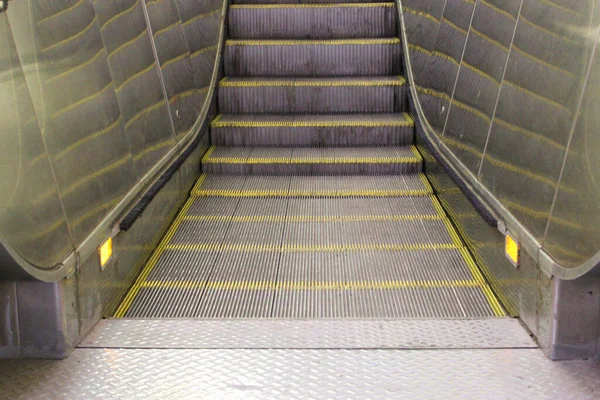 Modernas escaleras mecánicas de lujo. vídeo de una excavadora en movimiento pasos que cambian. con escalera en un centro comercial Excavadora de metal con iluminación de neón con pasamanos de goma, vista de escalera, descenso al suelo —  Fotos de Stock