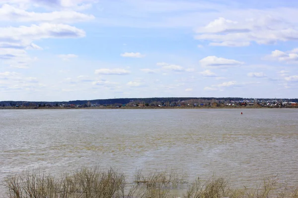 Landschap. boot op de rivier, bomen, lucht met wolken. Een prachtige groene vallei met dorpen, meer, heuvels en bossen. Uitzicht op groene velden en huizen met rode daken aan de rivier tegen de blauwe lucht — Stockfoto