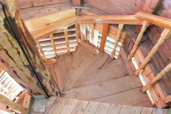 Antike Wendeltreppe - Holzstufen Offene Treppe, hölzerne Wendeltreppe im Hausinneren Eingangstüren zum alten Treppenhaus — Stockfoto