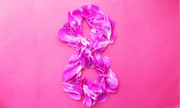 Blumenblätter auf dem Tisch für den Feiertag.. Postkarte, Glückwunsch zum 8. März Frauentag. Valentinstag, Muttertag. Spring Hintergrundtisch. Blüten auf rosa. Für ein Banner auf dem Hintergrund — Stockfoto