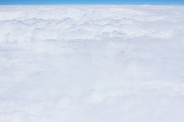 Bulut ve gökyüzü renkleri soyut doğa arkaplanı. Uçak ve yeşil manzara, nehir, dağ, bulutlar. Uçak penceresinden bak. Bulutların üzerinde uçan uçak kanadı. Üst görünüm