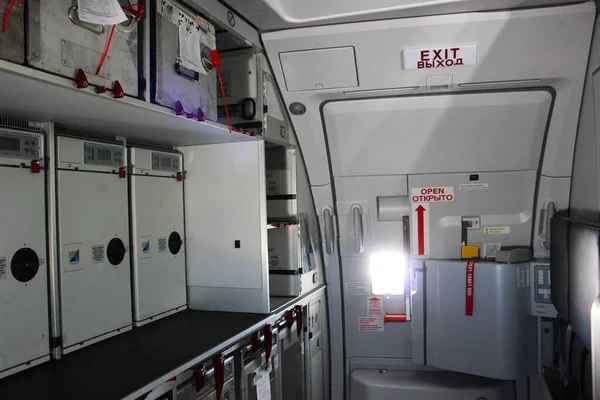 Airbus A320neo ticari uçağının arka tarafındaki kadırga, aynı zamanda uçak mutfağı olarak da bilinir. Çelik ve alüminyum gibi birçok mutfak aksesuarı var. Kahve makineleri görünür..