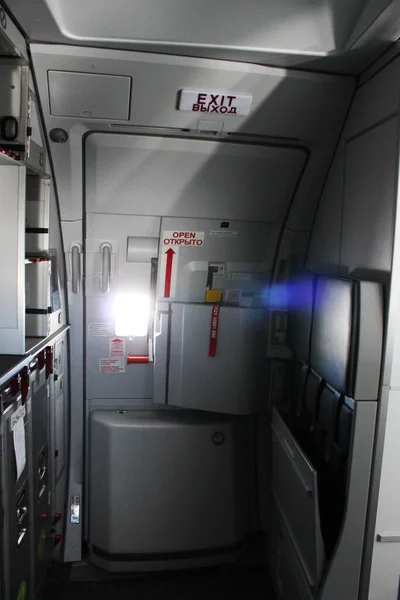 Notausgangstür mit Küche am Airbus A320neo. Galerie Küche im Flugzeug Stockbild