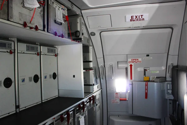 Kombüse am Heck eines Airbus A320neo Verkehrsflugzeugs, auch Flugzeugküche genannt. Jede Menge Küchenzubehör aus Metall wie Stahl und Aluminium. Kaffeemaschinen sind sichtbar. lizenzfreie Stockbilder