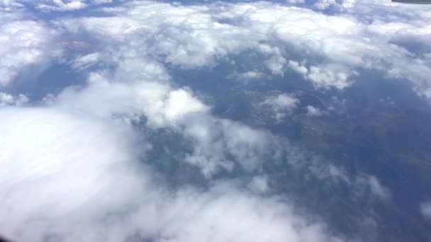 구름 과 하늘의 파스텔은 추상적 인 자연의 배경을 색칠 합니다. 비행기와 녹색 풍경, 강, 산, 구름 배경. 비행기 창문에서 바라봐. 구름 위를 날고 있는 비행기 날개. 위에서 본 풍경 — 비디오