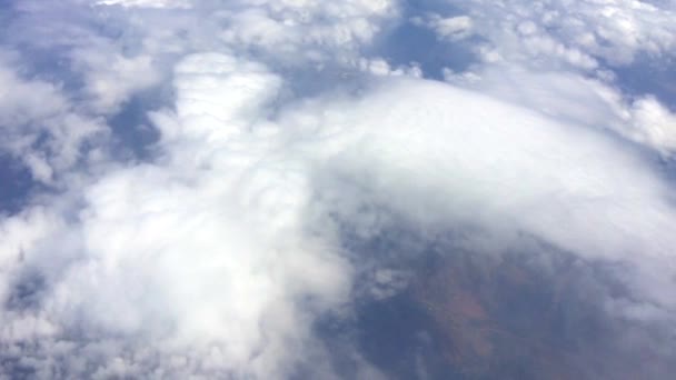 Moln och himmel pastell färger abstrakt natur bakgrund. flygplan och grönt landskap, flod, berg, moln bakgrund. Utsikt från flygplansfönstret. Flygplansvingen flyger ovanför molnen. Ovanifrån — Stockvideo