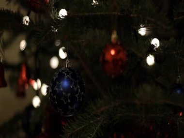 Ağaç üzerinde Noel dünya