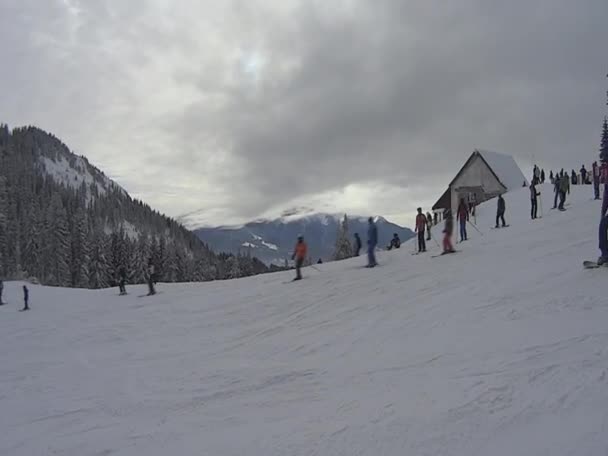 Лыжники и сноубордисты падают — стоковое видео