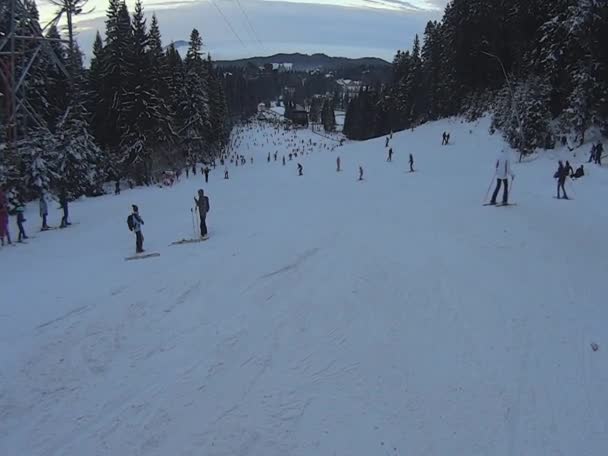 Declive de esqui cheio de pessoas — Vídeo de Stock