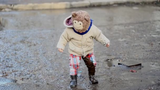 Niño jugando en el barro — Vídeos de Stock