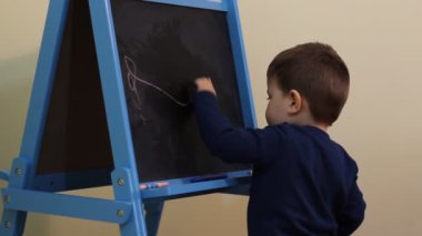 Silme ve yazı tahtası üzerinde çizim çocuk