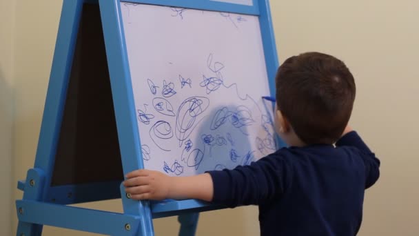 Child drawing on white board — Stock Video